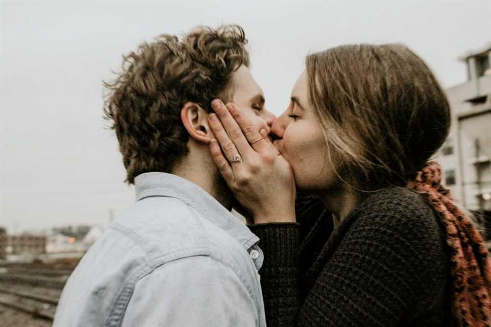 Первый поцелуй – это особенное событие в жизни каждого человека. Этот нежный жест становится источником волнения, радости и множества эмоций.